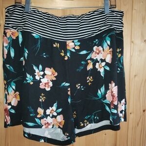SHEIN Curve Black and White Striped And Floral Shorts